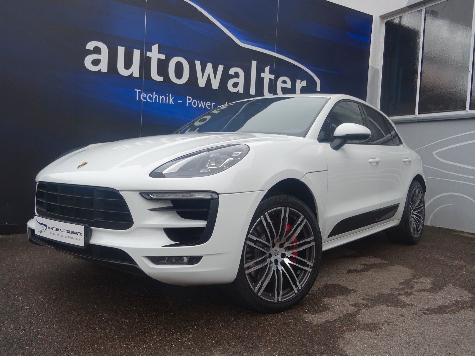 Fahrzeugabbildung Porsche Macan Turbo mit Performance Paket