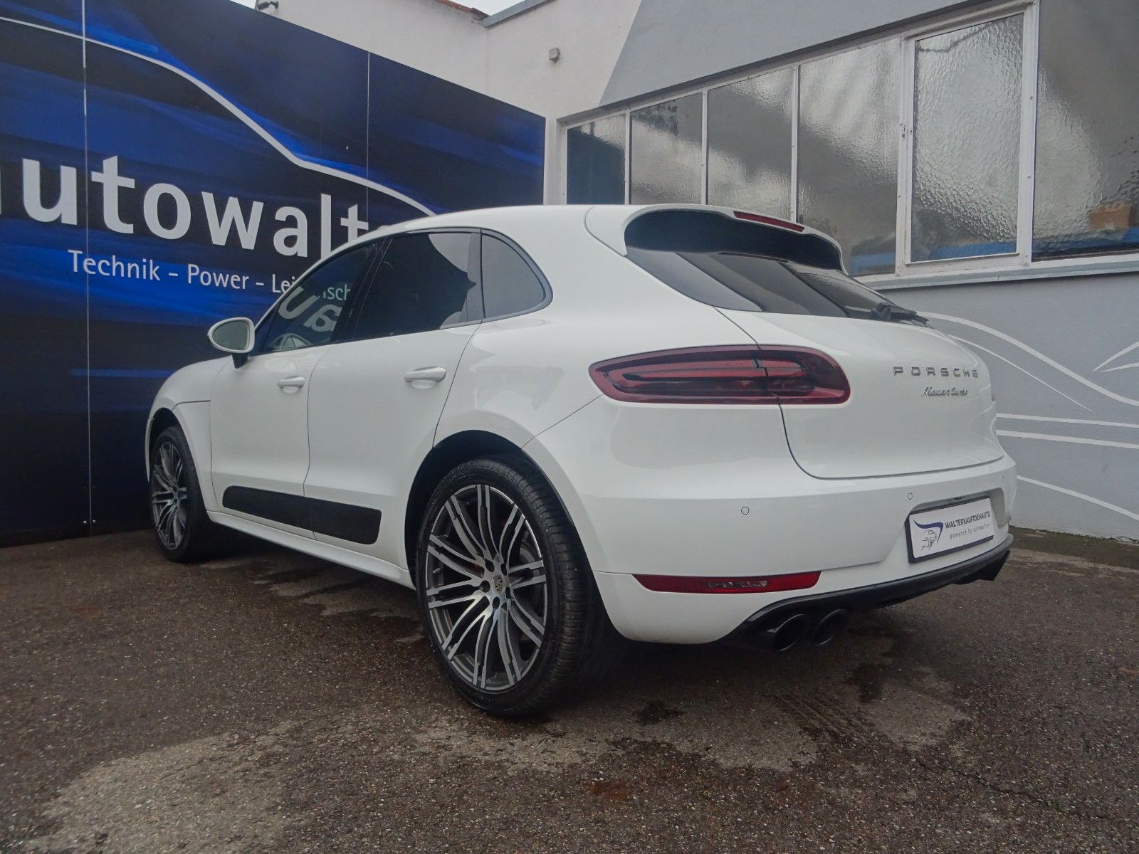 Fahrzeugabbildung Porsche Macan Turbo mit Performance Paket