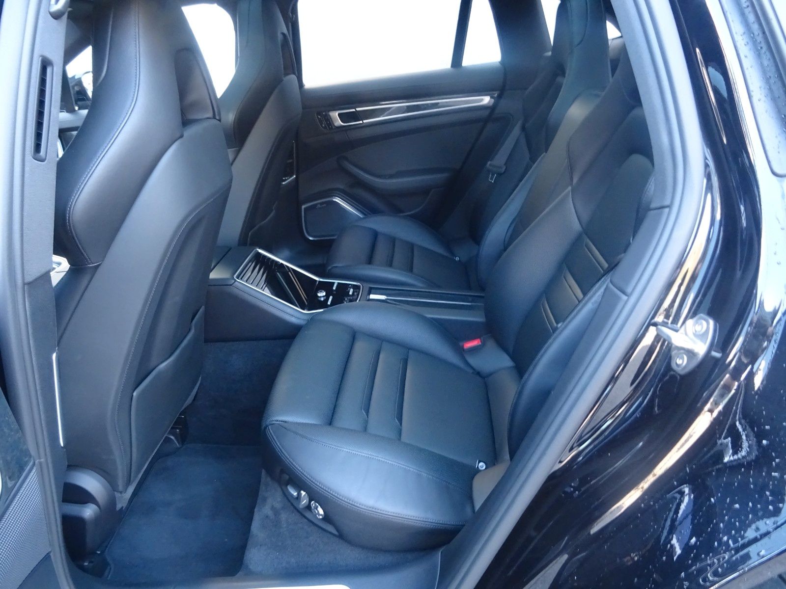 Fahrzeugabbildung Porsche Panamera Sport Turismo 4 S Approved 09.2025