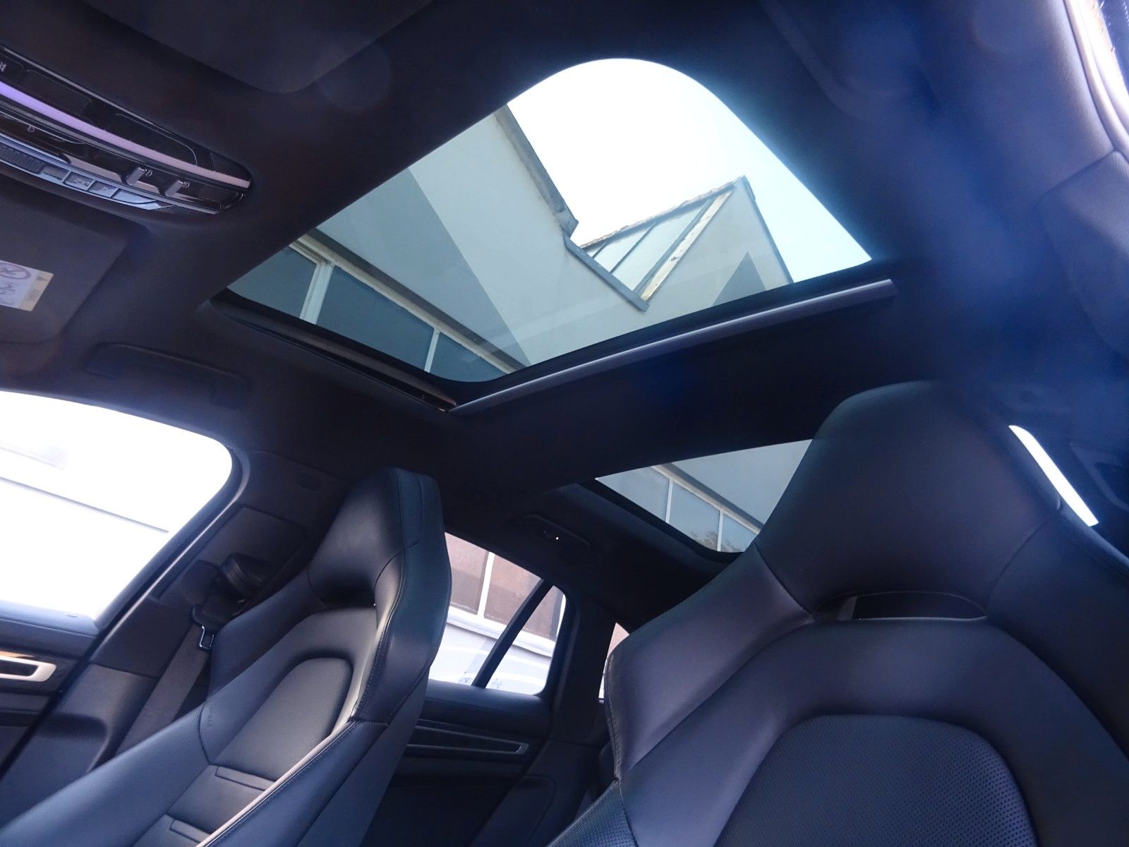Fahrzeugabbildung Porsche Panamera Sport Turismo 4 S Approved 09.2025