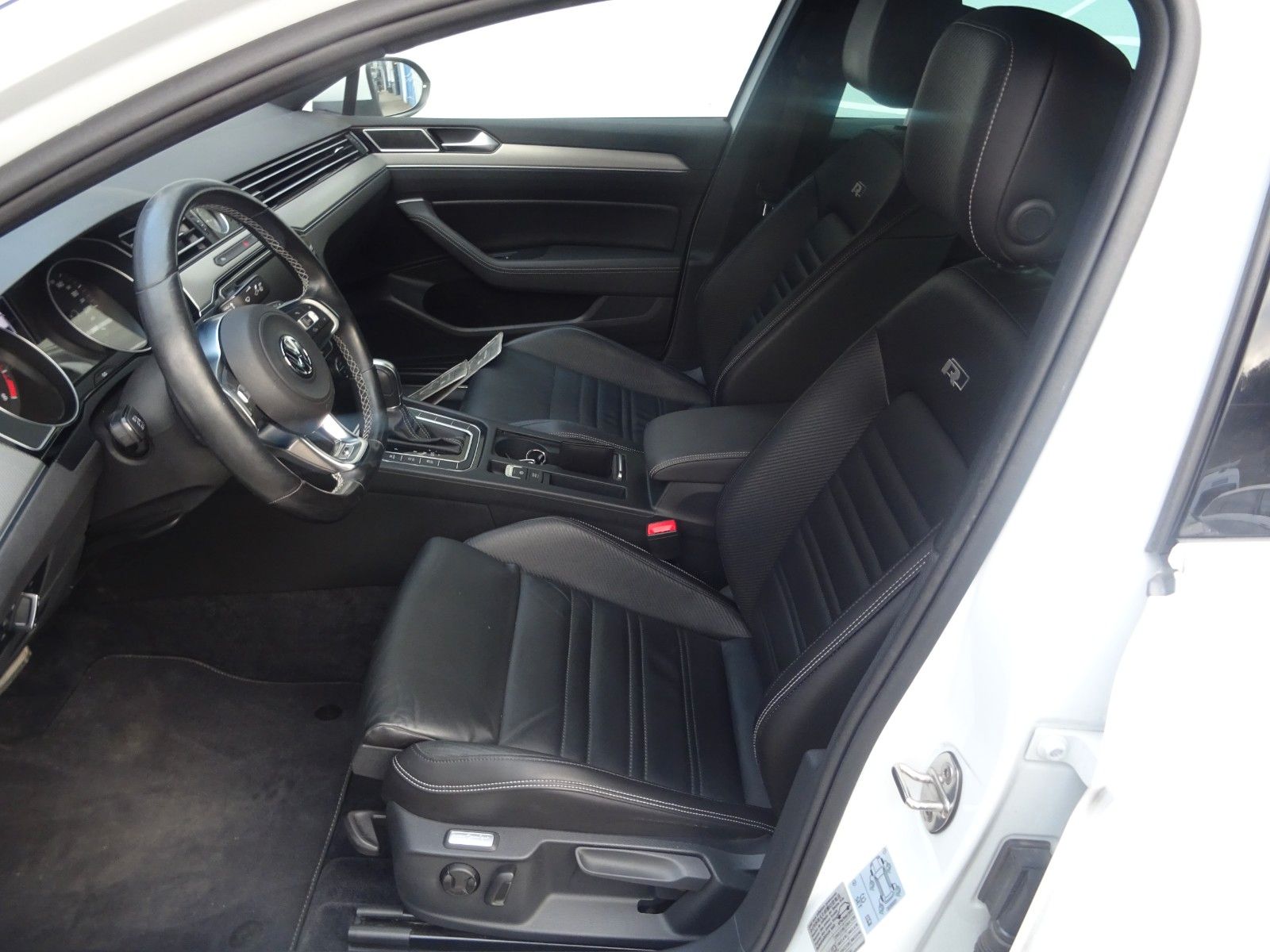 Fahrzeugabbildung Volkswagen Passat Lim. Highline  4Motion,R line