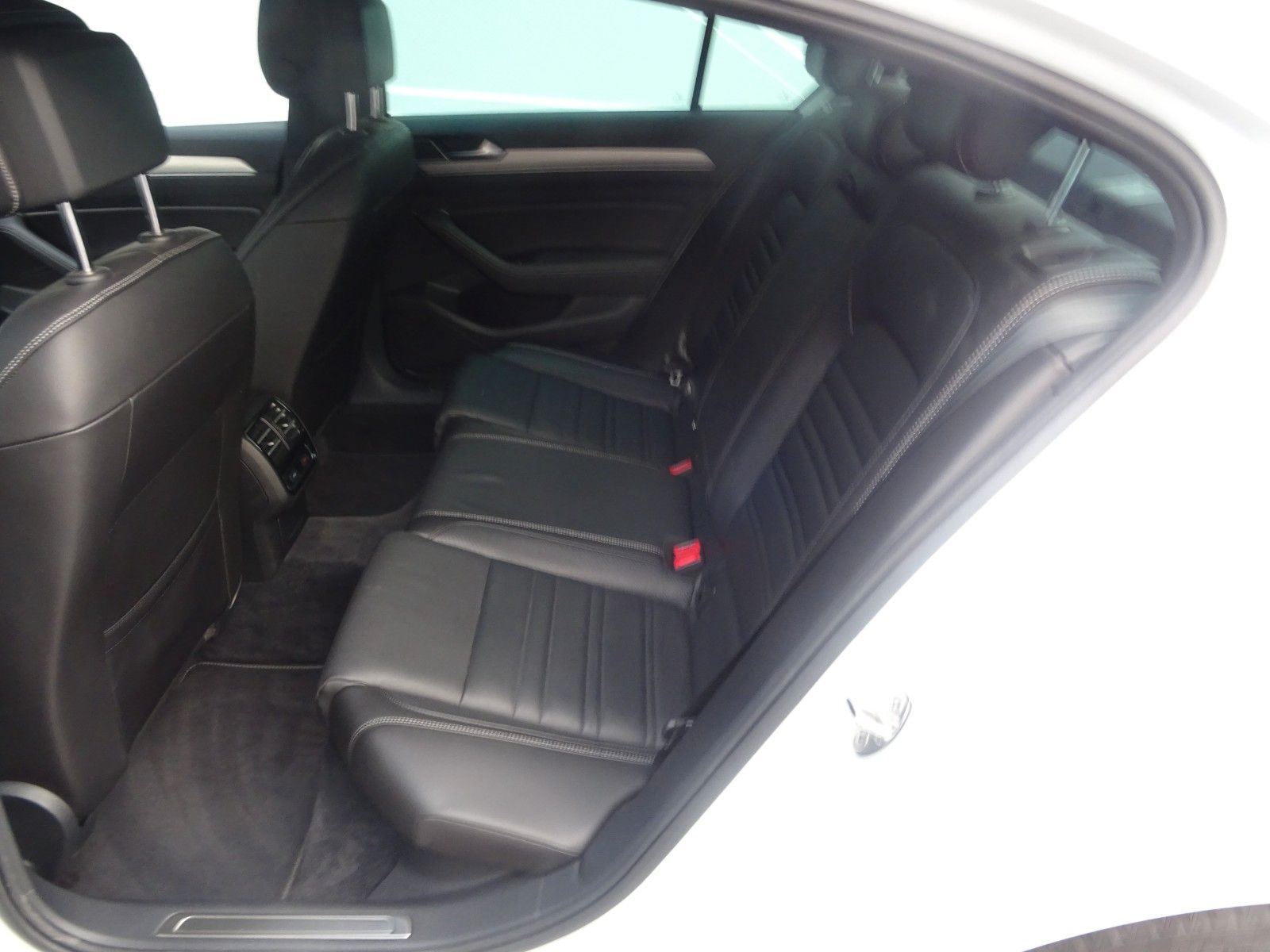 Fahrzeugabbildung Volkswagen Passat Lim. Highline  4Motion,R line