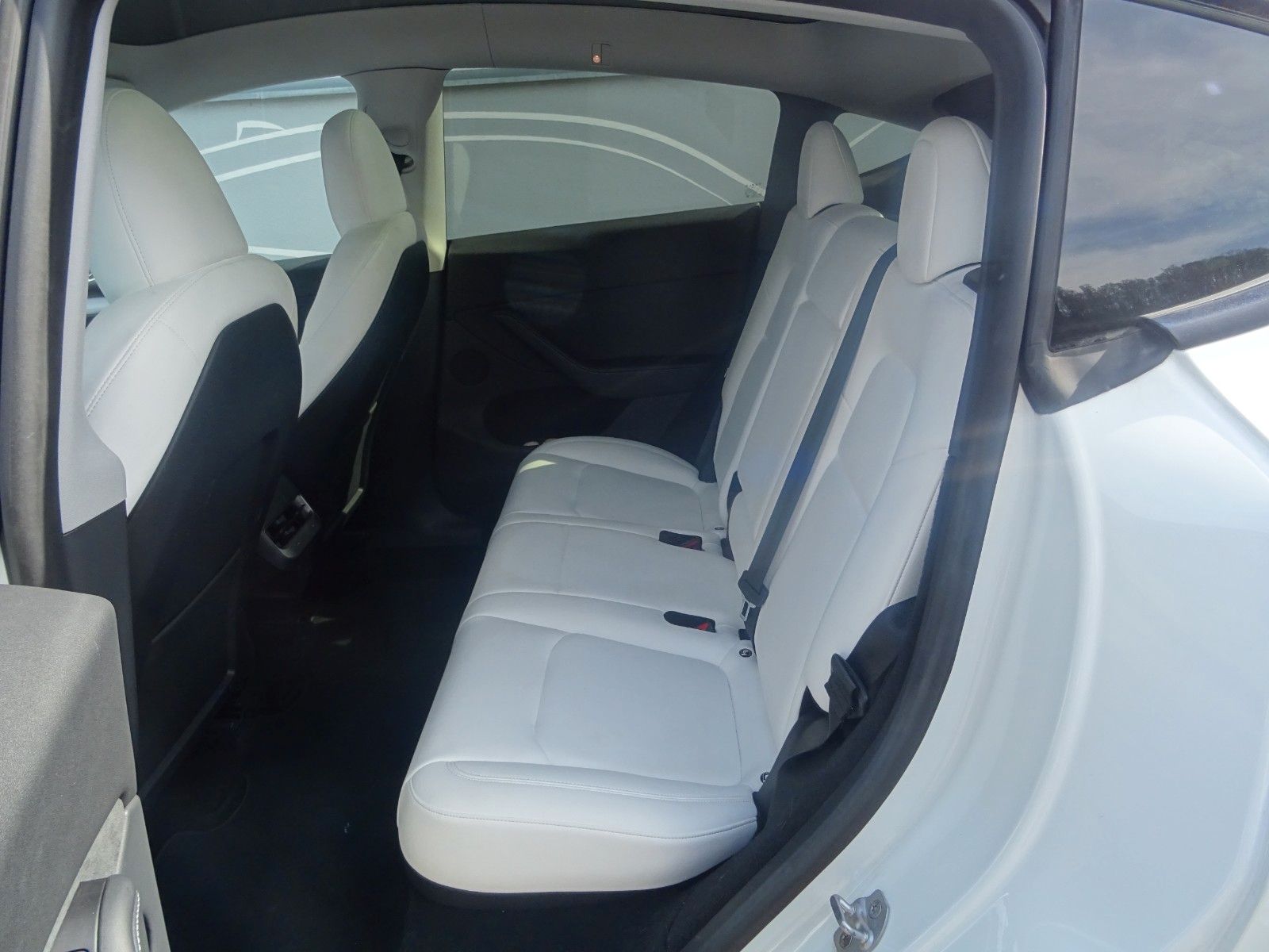 Fahrzeugabbildung Tesla Model Y Long Range Dual AWD