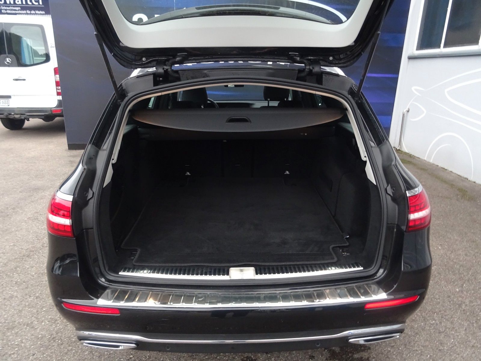 Fahrzeugabbildung Mercedes-Benz E 220 E -T Modell Avantgarde