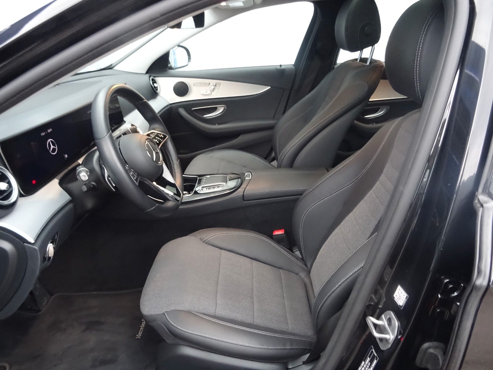 Fahrzeugabbildung Mercedes-Benz E 220 E -T Modell Avantgarde