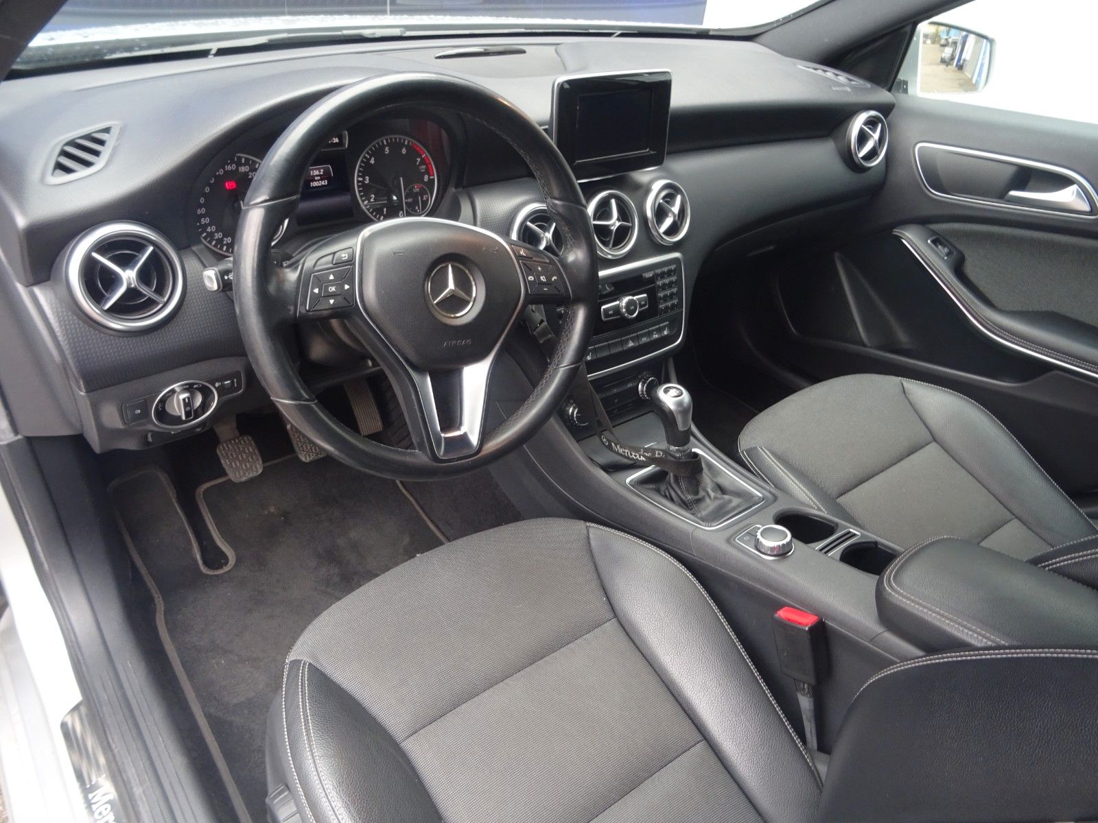 Fahrzeugabbildung Mercedes-Benz A 180 A -Klasse AHK Schwenkbar