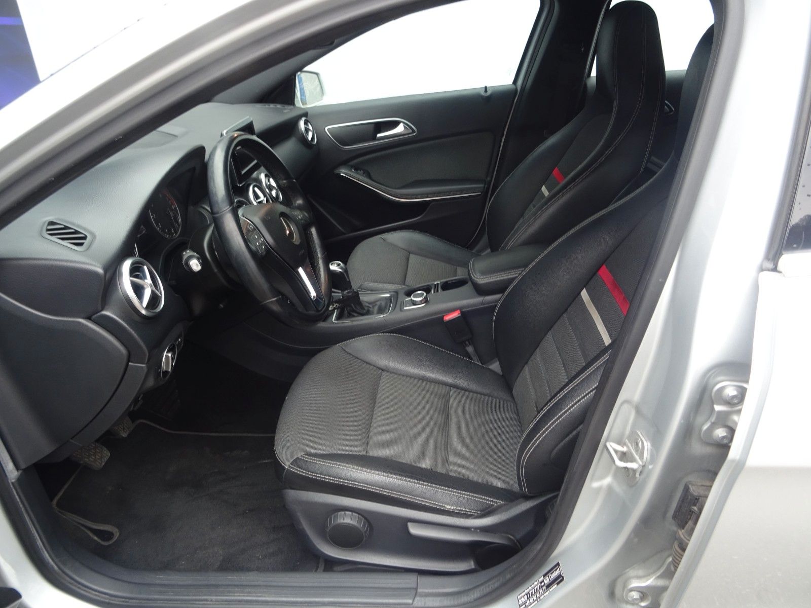 Fahrzeugabbildung Mercedes-Benz A 180 A -Klasse AHK Schwenkbar