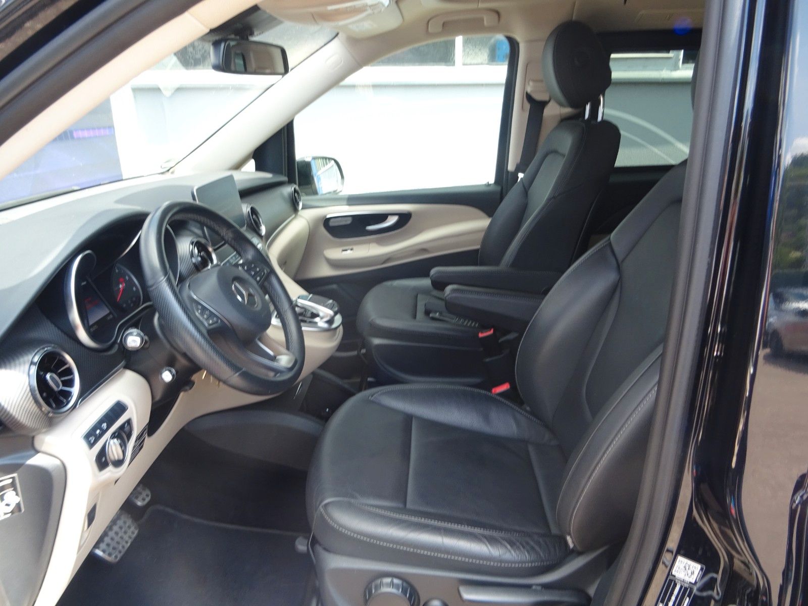 Fahrzeugabbildung Mercedes-Benz V 300 4 Matic  Marco Polo lang AMG line