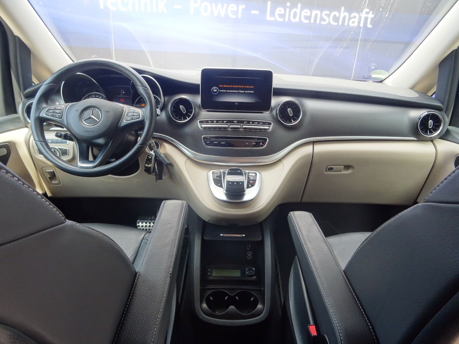 Fahrzeugabbildung Mercedes-Benz V 300 4 Matic  Marco Polo lang AMG line