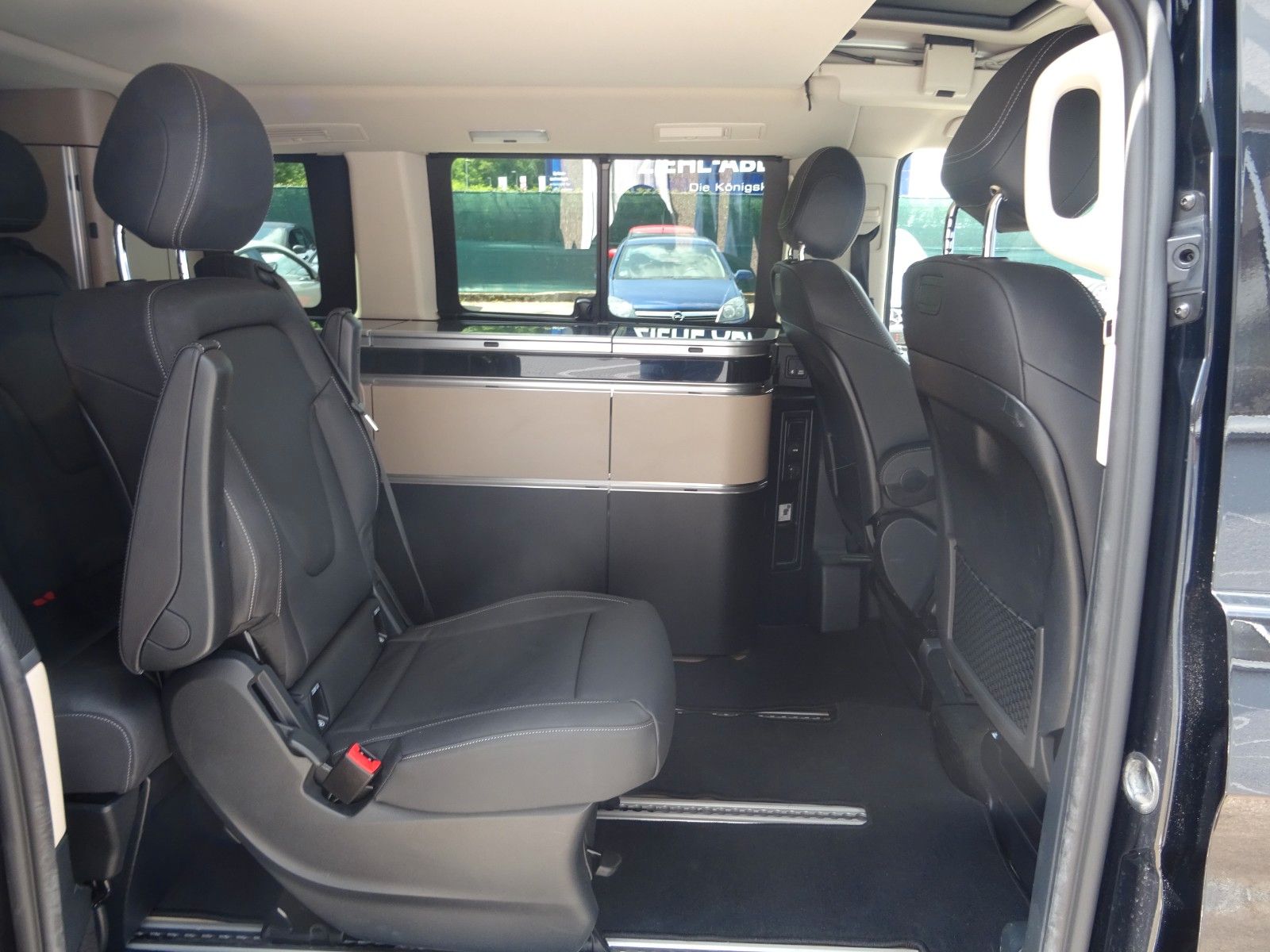 Fahrzeugabbildung Mercedes-Benz V 300 4 Matic  Marco Polo lang AMG line