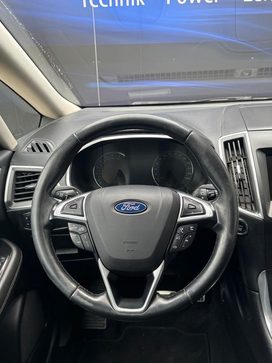 Fahrzeugabbildung Ford S-MAX Titanium,7 Sitzer,ATM 50000 KM