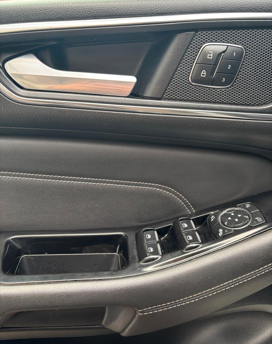 Fahrzeugabbildung Ford S-MAX Titanium,7 Sitzer,ATM 50000 KM