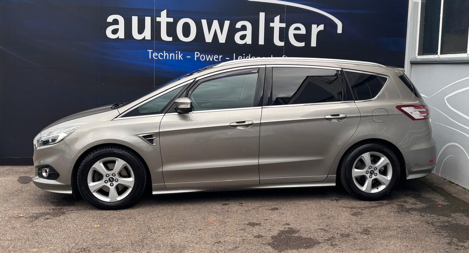 Fahrzeugabbildung Ford S-MAX Titanium,7 Sitzer,ATM 50000 KM