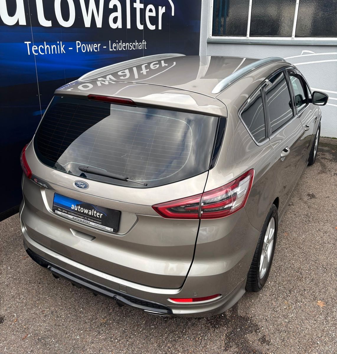 Fahrzeugabbildung Ford S-MAX Titanium,7 Sitzer,ATM 50000 KM