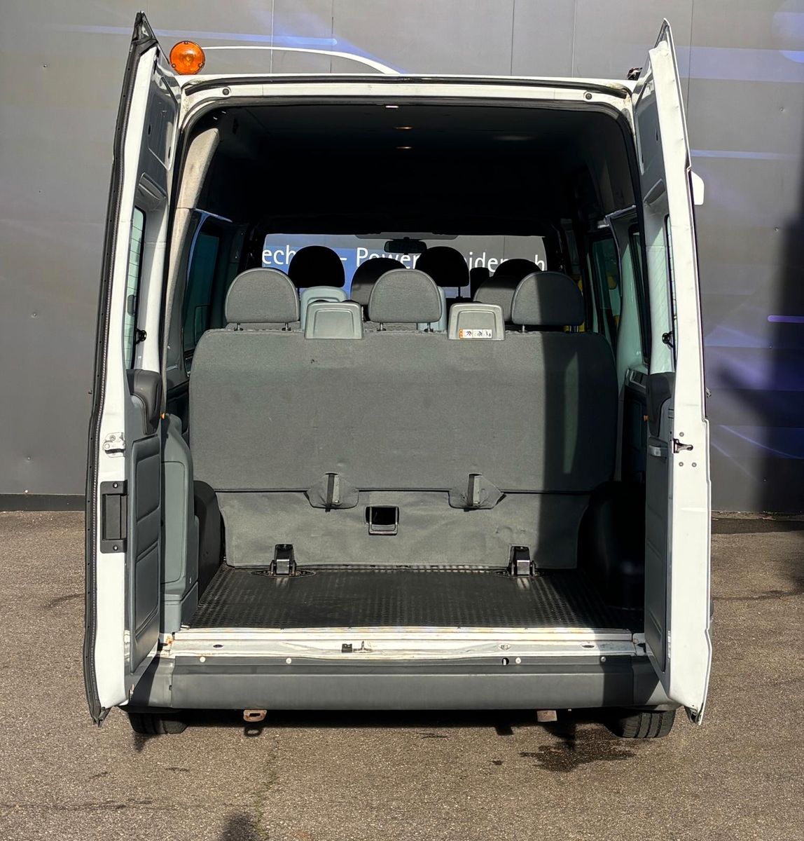 Fahrzeugabbildung Ford Transit Kombi FT 300 M Trend 9 Sitzer